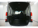 2列目シートと助手席を倒すことで、運転席以外のすべての空間がフラットな荷室となります。フラットな荷室になるので、脚立や絨毯などの長尺の荷物の積載にも対応しております。