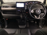 車内は光触媒抗菌消臭施工済です。スタイリッシュなデザインでスポーティなインパネ周りを演出します。グローブボックスやカップホルダーのほかにトレーなどたくさんの収納スペースが付いています。