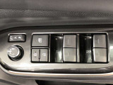 パワーウィンドのスイッチです。運転席に座りながら、助手席や後席の窓を開け閉めできるので大変便利ですよ。