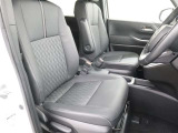 高いホールド性で運転姿勢が安定します。長距離ドライブでも疲れにくいのが魅力です。快適なドライビングライフをお送りください♪