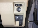 ハンドルの右側にはヘッドライトレベライザーとVSA(ABS+TCS+横滑り抑制)の解除スイッチがついています。ヘッドライトレベライザーは道路状況や積荷の加重に応じてライトの高さを調節できます。