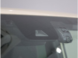 ホンダセンシング機能を支えているフロントカメラ(ドライブレコーダーではございません)!道路状況等を検知してドライバーの安全運転をサポート!※能力には限界がありますので過信せず安全運転をお願いします!