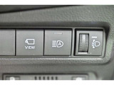 オートマチックハイビームとは、先行車や対向車のライトを認識し、ハイビームとロービームを自動で切り替える機能です。夜道の視界を確保します。詳細は販売店スタッフまでおたずねください。