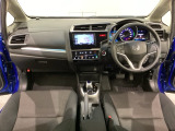 車内は光触媒抗菌消臭施工済です。スタイリッシュなデザインで暖かみのあるインパネ周りを演出します。グローブボックスやカップホルダーのほかにトレーなどたくさんの収納スペースが装備されています。