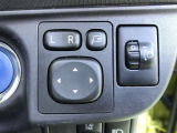 電動格納式ドアミラー付き。駐車場へ停めた時に、ボタン一つで左右のドアミラーをたたむ事ができます。