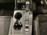CVT車のセレクトレバーです。低速から高速まで、変速ショックのないスムーズな走りと、エンジン効率のよい領域を維持して燃費にも貢献します。サイドブレーキはスイッチ操作の電子制御パーキングブレーキです。