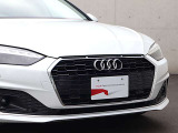 ●一目でAudiとわかる特徴的なシングルフレームグリル・LEDランプ。精悍なフロントマスクからAudiのスマートで上品なブランドを連想させてくれます。女性にも大変ご好評頂いております。