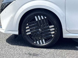 高級感引き立てるアルミ装着車。お洒落は足元からですね!
