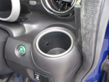 運転席と助手席にはドリンクホルダーがあります。取りやすい位置にありますからドライブも楽しくなりますね!
