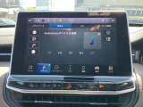タッチスクリーンをタップするかスワイプするだけですべての機能を呼び出せます。Apple CarPlayおよびAndroid Autoに対応しスマートフォンとのシームレスな 連携も実現。さらに、USBポートを標準装備しています。
