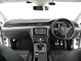 シンプルなデザインで視認性の高いインパネです。スイッチ類も大きく運転しながらの操作性も高い造りとなっています。