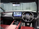 デザインもよく、居心地のよい運転席ですね。分かりやすいスイッチ類ですから操作もしやすく運転をサポートします。