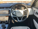 ムダのないインテリアデザインは運転席にお座りいただくと、上質なシートがお客様を包み込みます。ステアリングも握りやすい設計になっておりますのでとっさのハンドル操作も可能です。