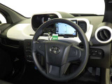 運転席まわりです。 各操作スイッチは使いやすい位置に配置されてます。