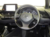 運転席まわりです。 各操作スイッチは使いやすい位置に配置されてます。