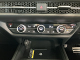【左右独立オートエアコン】左右席で独立温度コントロールが可能です。運転席はキンキンに冷やして助手席はマイルドにと言った設定が可能です☆暑さ寒さでケンカすることもなくなりますね♪