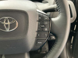 前方の車との車間を設定し、スピードを上げたり緩めたりを自動で行ってくれる追尾式の「レーダークルーズ」。上級装備の一つです!高級車にしかつかない嬉しい機能です。