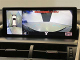 【パノラミックビューモニター】映像で、見づらい車両周辺の確認をアシスト。クルマを真上から見ているような映像を表示。 運転席から確認しにくい車両周囲の状況を把握。