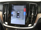 リアカメラによる後方の確認だけでなく、真上から見下ろすバードアイ映像を映し出す360度ビューカメラで、自車周辺の詳細な状況を確認できます。見通しが悪く狭い場所で車を取り回す際には心強い味方となります。