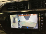【パノラミックビューモニター】映像で、見づらい車両周辺の確認をアシスト。クルマを真上から見ているような映像を表示。 運転席から確認しにくい車両周囲の状況を把握。