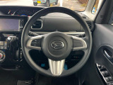 インテリアに合わせたデザインのステアリングは、運転される方のことも考え、運転しやすい形状、大きさです。是非一度、実際に触ってお確かめください。
