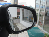 隣車線を走る車両をレーダーで検知し、ドアミラーでは確認しにくい後側方エリアに存在する車両に加え、急接近してくる車両も検知します。車両を検知するとドアミラーに搭載されたLEDインジケーターが点灯します。
