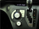 オートエアコンを装備しておりますので、四季を通じて車内を快適な温度に保つことが出来ます!高級感が有りますね!
