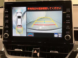 車庫入れなど後進運転時に死角をモニターで確認ができて安全です♪ ステアリング操作の参考になるガイド線も表示しますので車庫入れがニガテな方も安心ですネ!