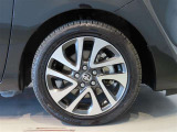 純正のアルミホイール装着車です。タイヤサイズは195/50R16です。