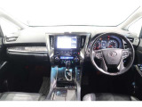 ☆運転中、ずっと視界に入るインストルメントパネル周りは、操作性が良く、機能性に優れ、尚且つ高級感もあるデザインですよ☆