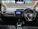 運転席は、大きな座面と包み込むような背もたれがドライバーの身体全体をしっかり支えます。上質なシート素材と座り心地のよいクッションを採用し、長時間の運転やコーナーの多い道も快適です