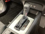 「e:HEV」搭載車です。日常シーンのほとんどをモーターで走行し、高速クルージングなどモーターよりもエンジンの方が効率が良い領域はエンジンで走行、あらゆる領域で優れた燃費走行を実現します。