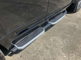 【フィックスドサイドステップ】車両への乗り降りを助け、ルーフへの荷物の積み込みを容易にします。オフロードスタイルを際立たせます。