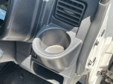 運転席の手の届きやすい位置に設置されたドリンクホルダーです。