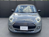 MINIのフロントグリルのデザインはイギリスで生まれた当初から、シルバーのサイドバーが折り重なった伝統的なデザインで御座います。その伝統はBMWのお車になってからでも少しずつ形を変えて守られております