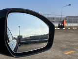 【ブラインドスポットアシスト】車線変更時に目視できない車を検知すると、検知した側のミラーに警告ライトが点灯。更にステアリングを制御し、アシストします。