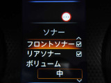 前後にあるセンサーやソナーで障害物などの接近をメーター内のディスプレやナビ画面上にて視覚で教えてくれます。また音でも教えてくれますので更に安心です☆