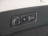 ラゲッジルーム左に100V AC電源(1500W )〈ラゲッジ1個〉コンセント装備してます。