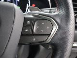 レーダークルーズコントロール(全車速追従機能付)が装備されています。高速道路で定速走行だけでなく、0km/hから約100km/hの広い範囲で先行車との車間距離を適切に保ちながら追従走行ができます。