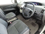 シンプルで使いやすいデザインの運転席です。