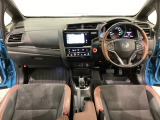 車内は光触媒抗菌消臭施工済です。インパネ周りはスタイリッシュなデザインで機能や装備も充実しています。グローブボックスやカップホルダーのほかにトレーなどたくさんの収納スペースが付いています。