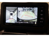 パノラミックビューモニター付きです。車両を上から見たような映像をディスプレイ画面上に表示。運転席からの目視だけでは見にくい、車両周辺の状況をリアルタイムでしっかり確認できます。