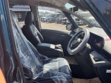 まずは、お座り下さい。運転している感覚がつかめると思います^^
