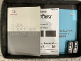 スマートキーは鍵をバッグに入れたままでもドアロックの開閉やエンジンのON・OFFができます。夜間や雨の日も鍵を探さなくて良いので便利です。