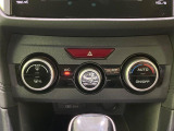 【オートエアコン】一度お好みの温度に設定すれば、車内の温度を検知し風量や温度を自動で調整。暑い&hellip;寒い&hellip;と何度もスイッチ操作をする必要はありません。快適な車内空間には必須の機能ですね♪