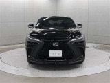 エクステリアは、一目でLEXUSとわかるスピンドルグリルを起点に、人が乗るキャビンの前後を大胆に絞り込んだ菱形のボディと力強く張り出したホイールフレアを融合させ、タイヤの存在を強調しています。