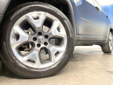 ●純正18インチアルミホイール:輸入車ならではの卓越した走りを支えるホイールと足回りです!日本車の走りに慣れている方にもぜひ体感して頂きたいほど、高いレベルでまとまっています!