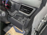 便利なカップホルダーを装備しています。 缶ジュースを開けて運転していると振動で倒れないかヒヤヒヤ、意外と置き場に困るもの。 意外に重要な装備ですね。