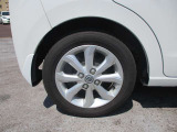 日産純正のアルミホイールが装着されてます。ボディデザインとマッチしておりおしゃれです。