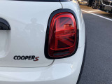 デイライトリングの丸い形は、よりMINIらしさを強調してくれます。LEDヘッドライトで夜も安心して運転できます